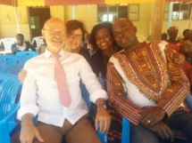 Alois und Susanne Stimpfle, Janet Mackenzie und Nashon Omondi beim Schulfest in Uhola, Kenia, 2016