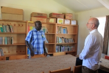 Alois Stimpfle und Charles Opondo (deputy headteacher) im Lehrerzimmer