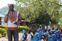 Nashon Omondi bei einer Rede an der Uhola Primary School