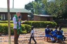 Prof. Dr. Alois Stimpfle bei seiner Rede an der Uhola Primary School