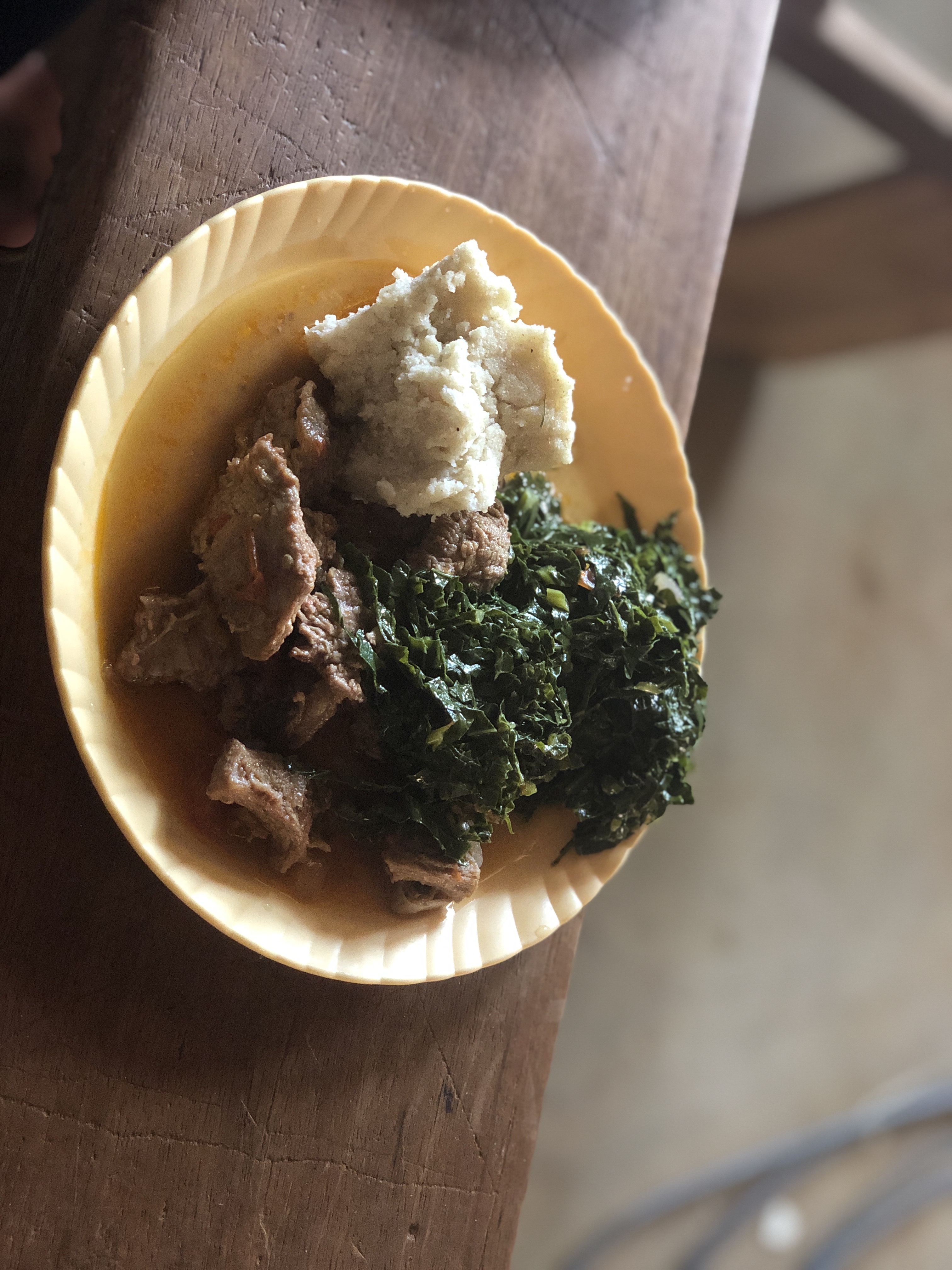 Ugali mit Rindfleisch und Sukuma Wiki